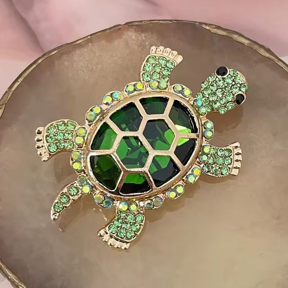 Green Turtle Crystal Brooch - Picture 2 of 9